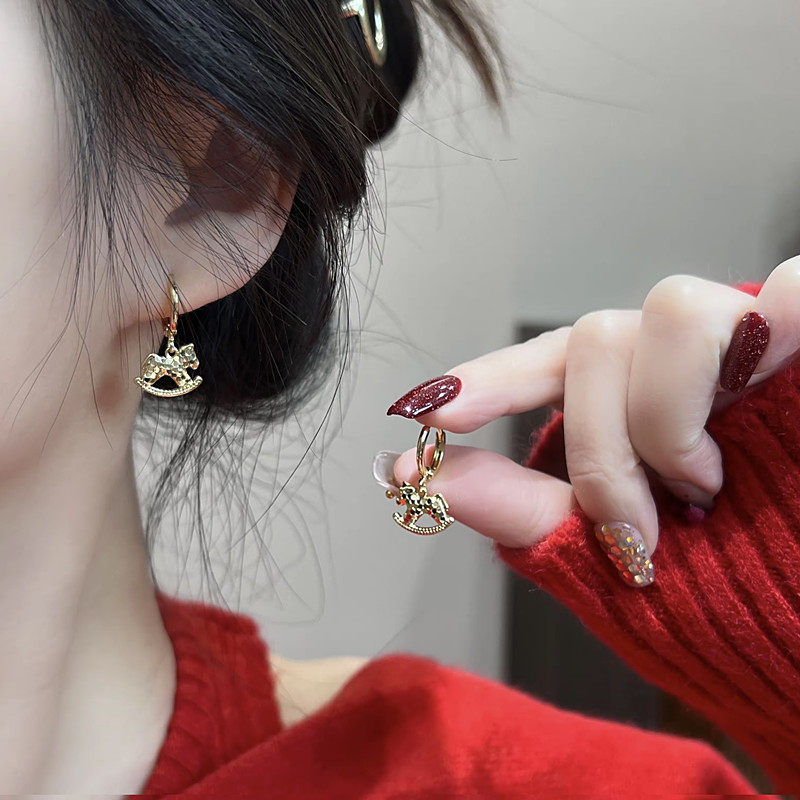 金色碎冰冰小马耳扣女轻奢高级感本命年马上有钱耳环时尚气质耳饰,饰品/流行首饰/时尚饰品新,耳环,淘宝优惠券,粉丝福利购,淘宝优惠卷