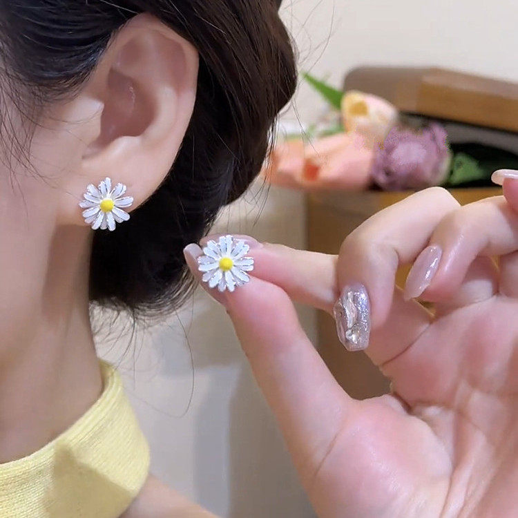s925银针小雏菊花朵耳钉