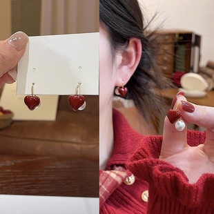 一款多戴红色爱心珍珠耳环女法式复古高级感时尚气质百搭新年耳饰