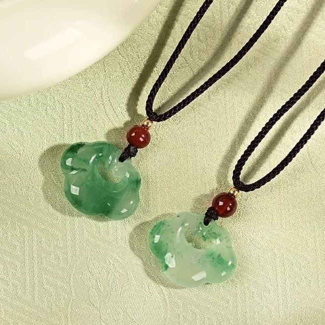 天然玉石非洲翠祥云锁尺寸21*17MM小精品天然玉石diy