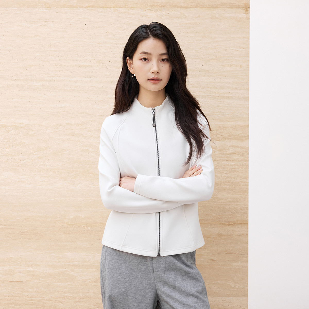 茵曼2025秋季新款女士夹克外套巨好看的早秋修身运动休闲白色开衫