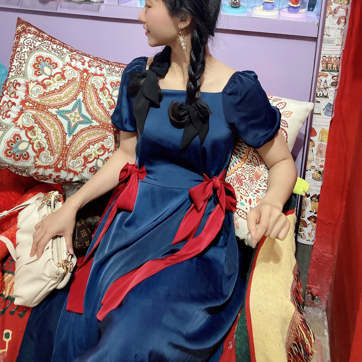 鲸鱼原创自制复古方领泡泡袖缎面红色蝴蝶结蓝色连衣裙开衩中长裙