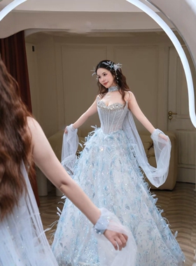 蓝色抹胸重工礼服女2025新款敬酒服羽毛网纱晚宴主持人成人礼艺考