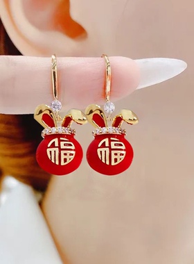 2023新年兔子耳饰女过年耳环兔年本命年耳坠红色圆球玉兔耳环耳扣