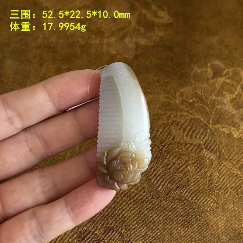 糖青花籽料“一梳百顺”挂件