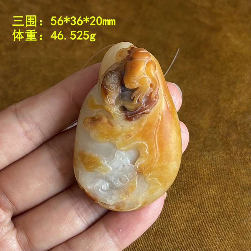 三色黄沁皮白玉独籽呱呱来财挂件