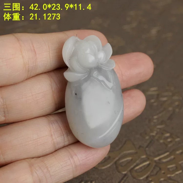 有浑厚质感的羊脂底青花籽料莲花