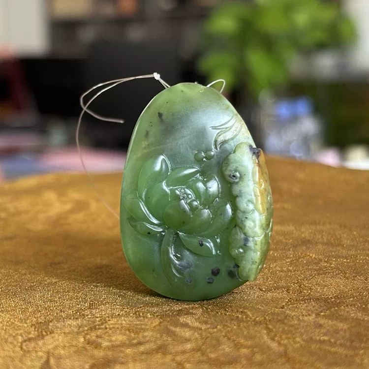 翠阳绿黄沁皮碧玉籽料如意莲莲