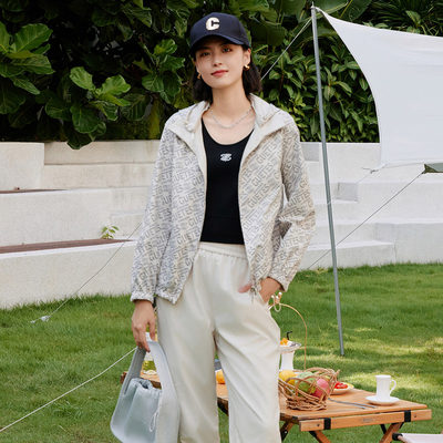 歌蒂诗秋专柜新款休闲简约时尚印花短款连帽薄外套 8E11W5104