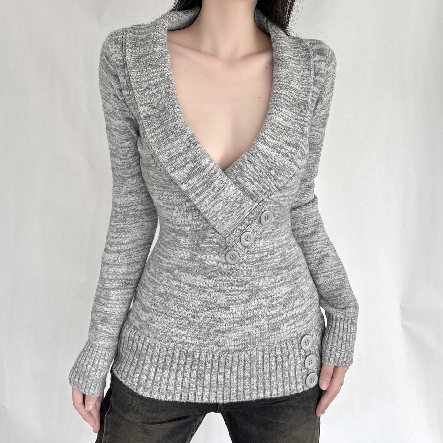 简约休闲纽扣装饰低胸V领毛衣女