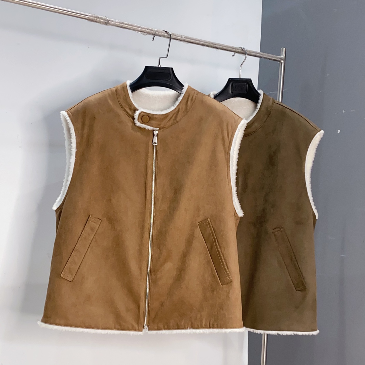 秋冬新款小立领一粒暗扣拉贡羊羔毛马甲外套女侧插口袋 长59