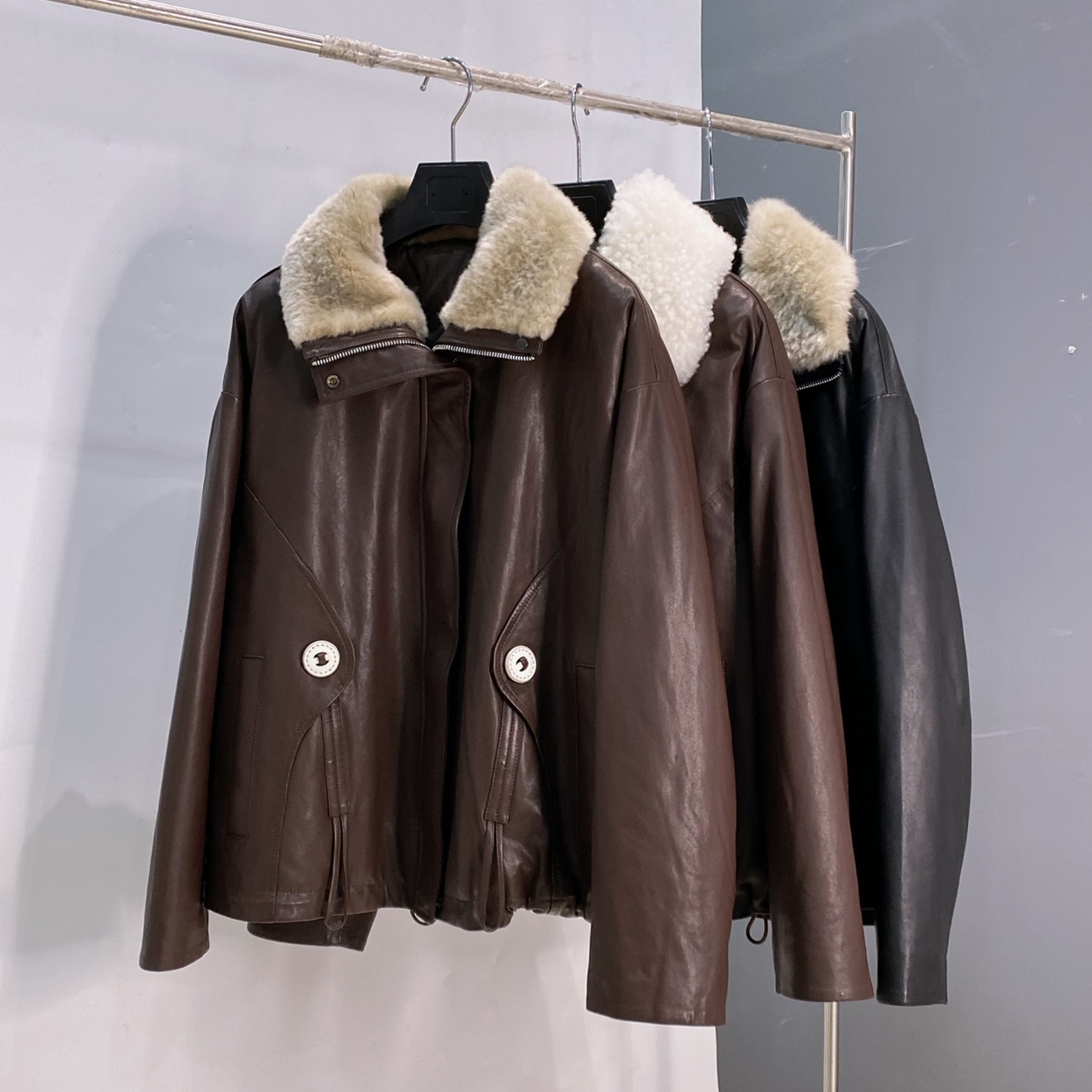 短款皮毛一体毛领纽扣全植鞣真皮头层绵羊皮鹅绒羽绒服女长58