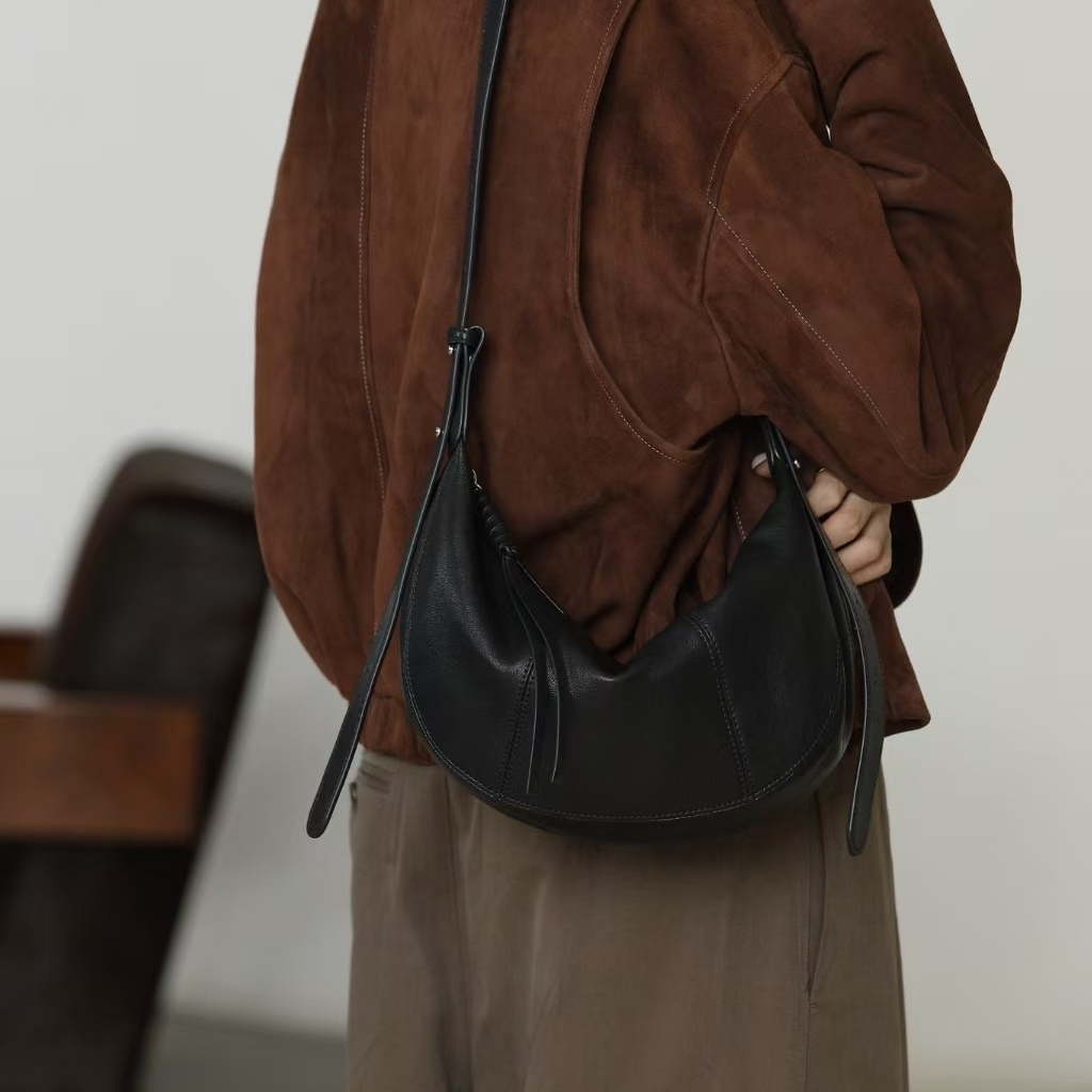 小众黑色高级包包真皮牛角包斜挎包女包XY508