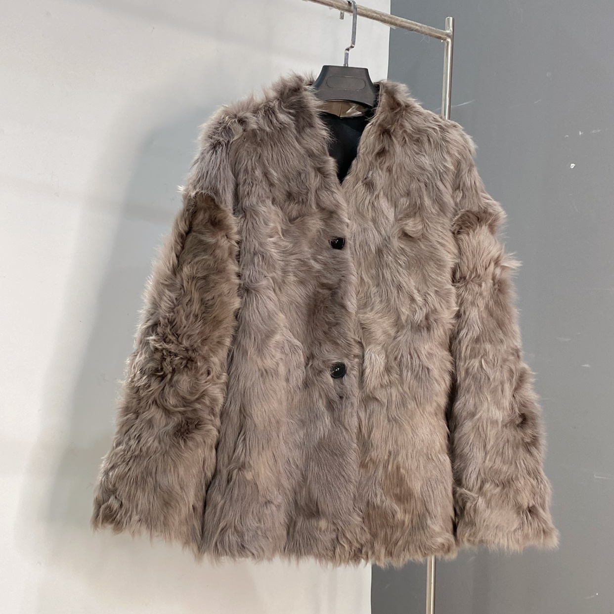 V领小湖羊皮毛一体女外套高端皮草2025冬新短款暖软咖色GG长70