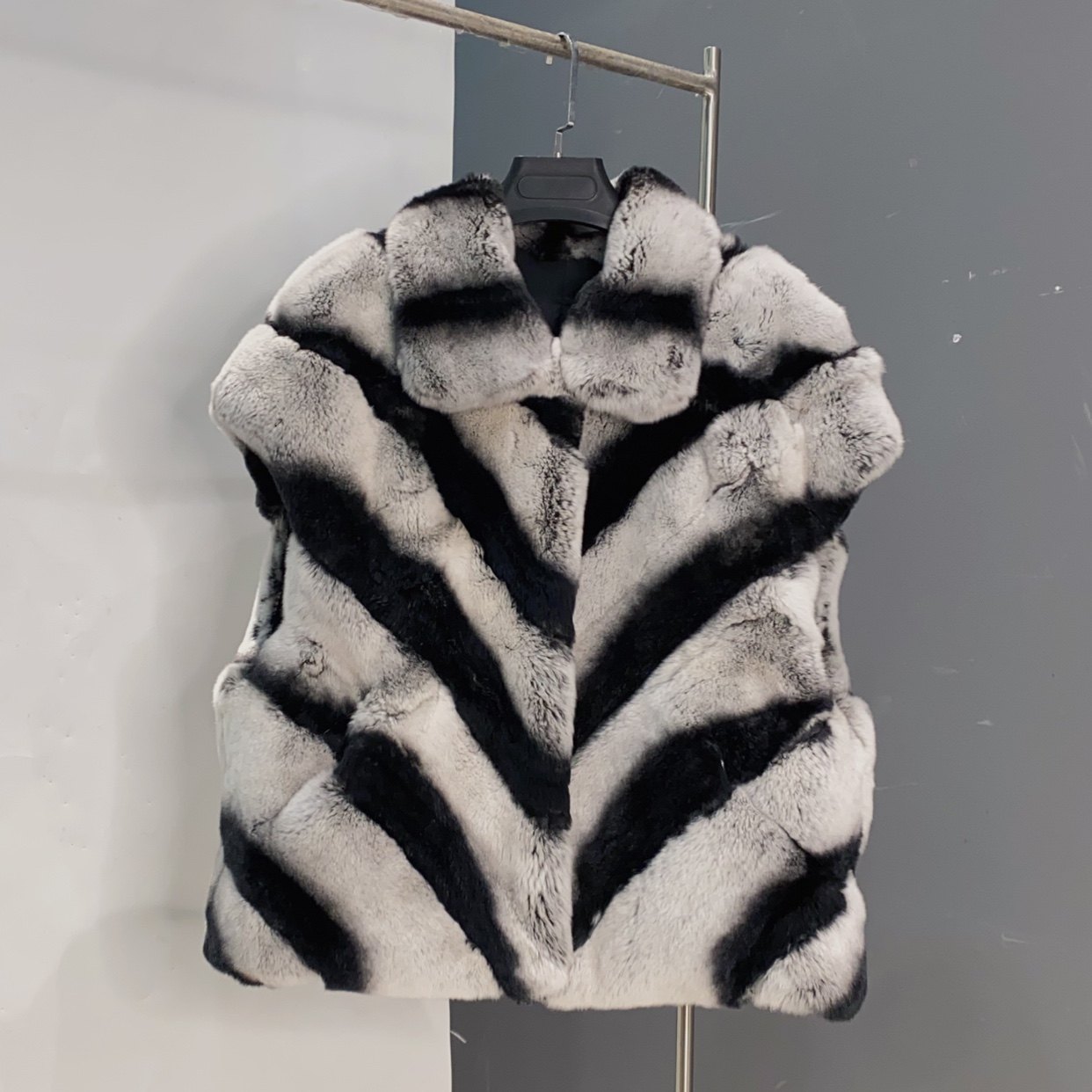 Q【璀璨兔兔】雷克斯獭兔仿龙猫色简约马甲皮草外套女新LLF长57