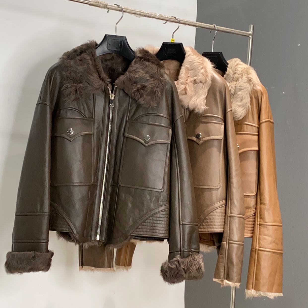 2025秋冬新湖羊皮毛一体女短款两口袋拉链下摆弧形外套女727长55