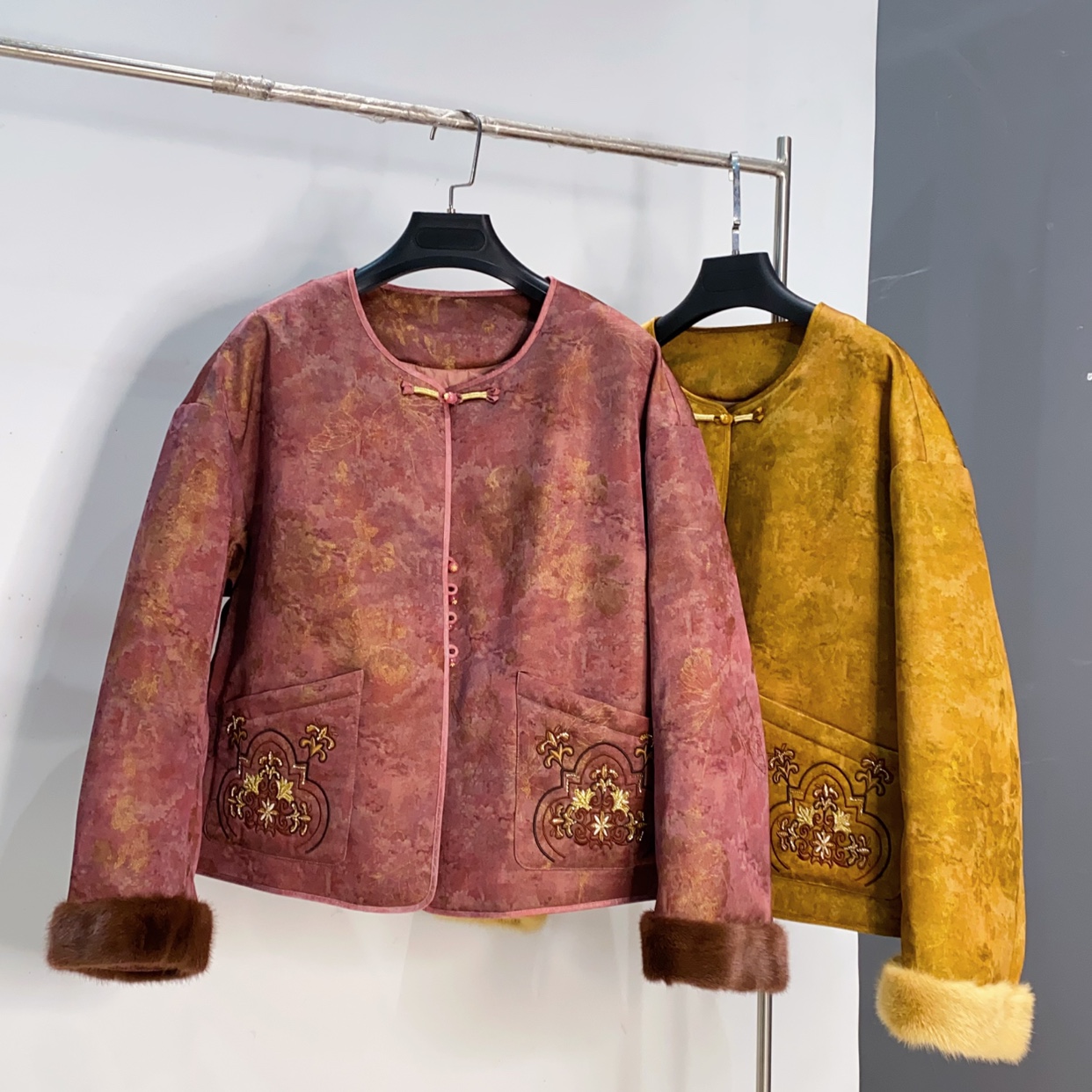 新中式圆领串珠盘扣21天丝7金属丝90白鹅绒水貂袖口ZYM723长56