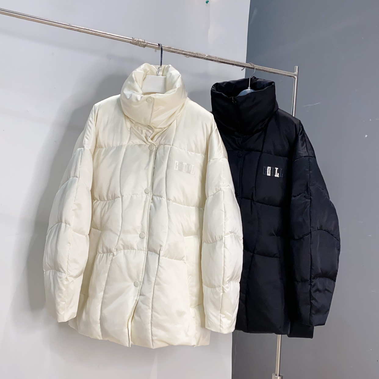 Q立领中长41.8桑蚕丝58.2棉白鹅绒缎面字母羽绒服外套697长74