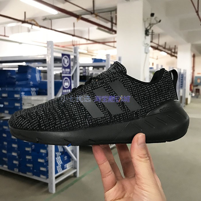 Adidas透气轻便运动跑鞋