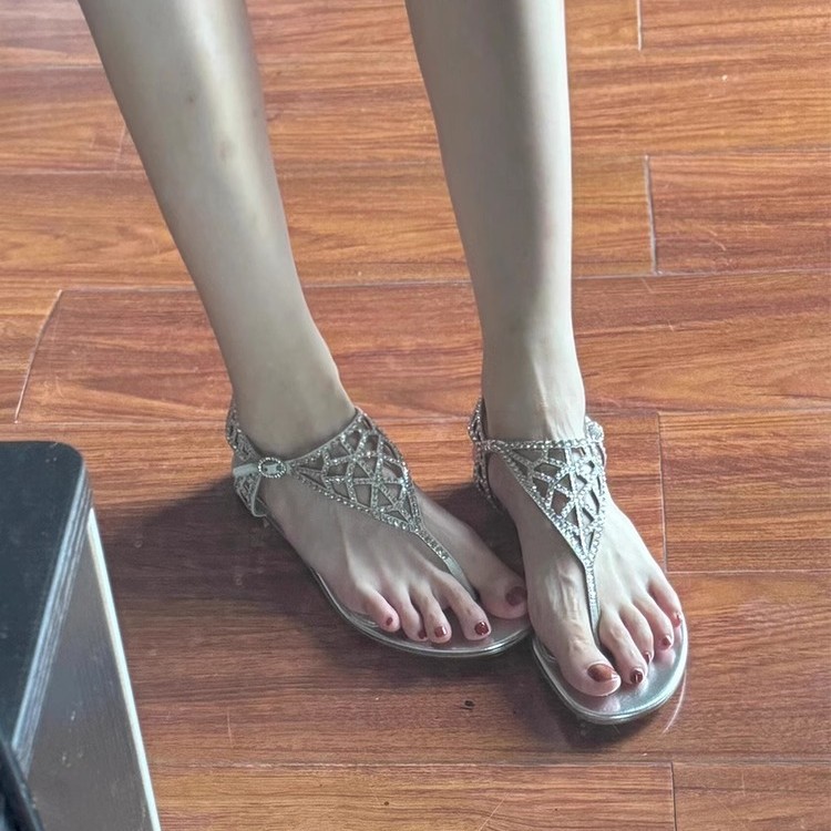 法式绝美水钻夹趾人字凉鞋女夏外穿银色高级感人鱼姬凉鞋