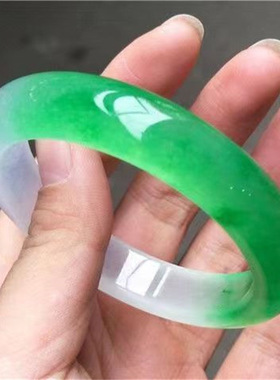 石英岩处理玉手镯翡色翠玉阳绿手镯女款半白半绿镯子货源