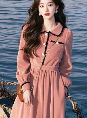 冬天配大衣的法式气质漂亮独特高级感超好看粉色灯芯绒连衣裙子女