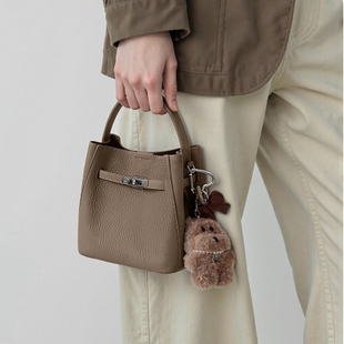 秋冬高级手提水桶包女2025新款软皮通勤时尚百搭单肩斜挎包复古