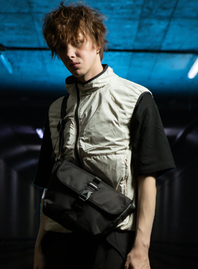 COMBACK潮流时尚百搭简约男士斜挎包单肩包休闲多功能黑色邮差包