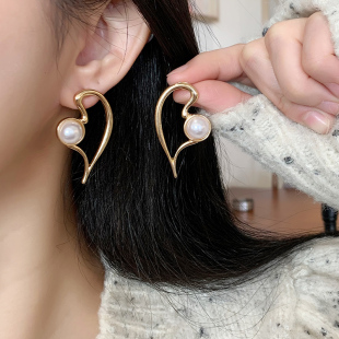 中古心形珍珠耳钉轻奢时尚小众设计感法式耳饰优雅气质无耳洞耳夹