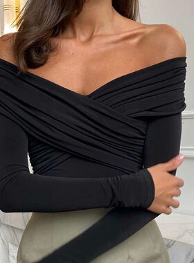 One line V-neck leaky shoulder bottom shirt一字V领漏肩打底衫