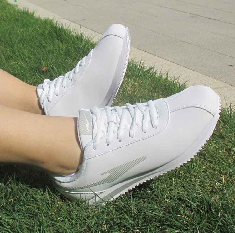 鸿星尔克男鞋2023新款皮面防水透气慢跑鞋百搭青年软底休闲小白鞋