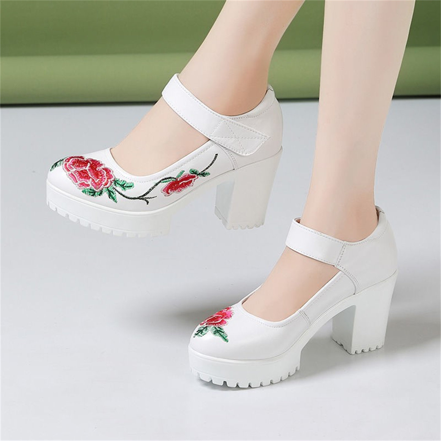 软牛皮圆头粗跟旗袍走秀专用高跟鞋女大码模特演出古风汉服绣花鞋