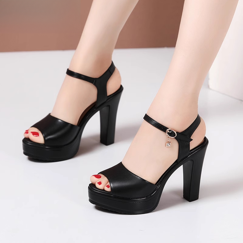 夏季真皮凉鞋模特走秀舞台演出鞋