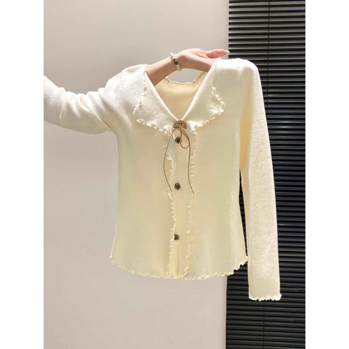 V领辣妈外出哺乳针织毛衣秋冬修身显瘦木耳边打底衫产后喂奶上衣