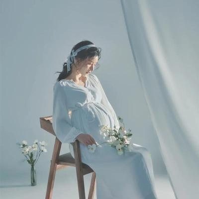 新款孕妇拍照服装影楼白色简洁唯美孕妇连衣裙大肚妈咪摄影艺术照