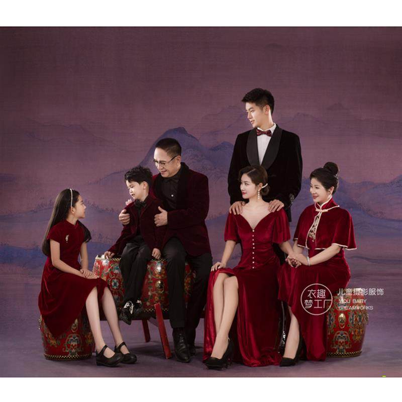 展会新款过年全家福影楼工作室红色丝绒六口亲子装新年摄影家庭装