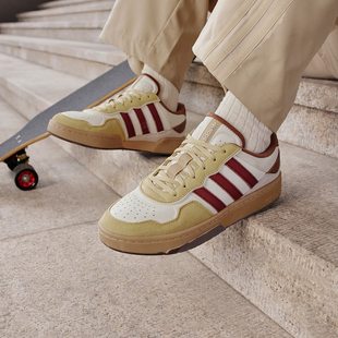 阿迪达斯正品 「面包鞋 COURTIC 运动板鞋 」JQ3154 男女经典 Adidas