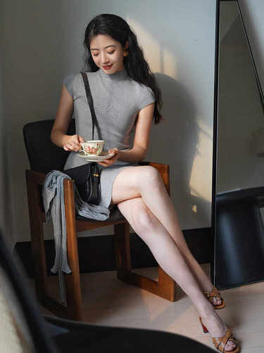 【断码清仓】Ching's复古半高领别致连衣裙后背镂空针织包臀短裙