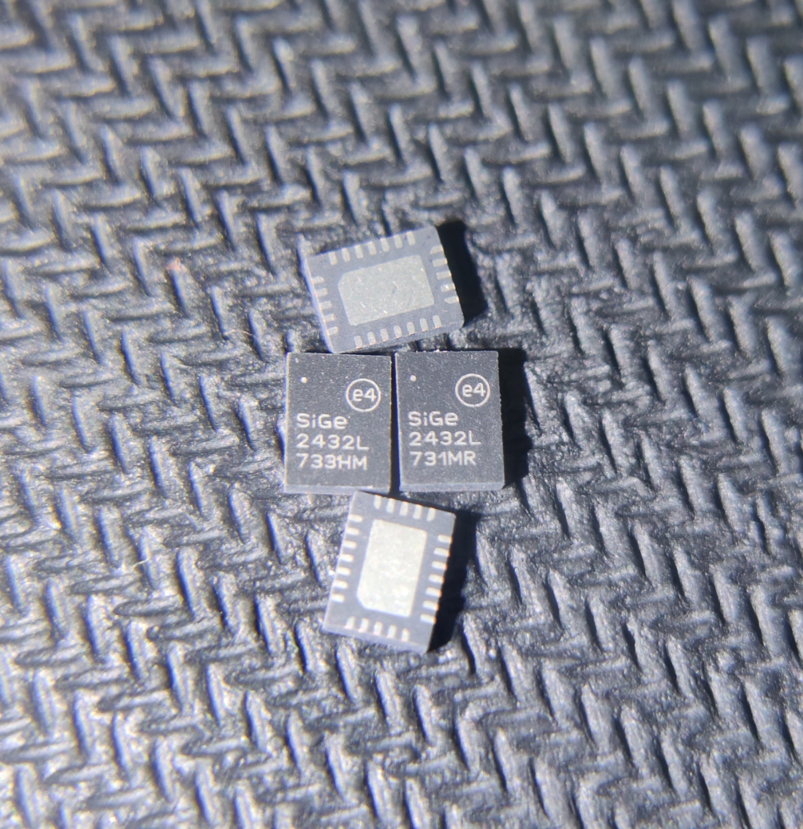SE2432L-R SE2432 丝印2432L QFN-24射频收发器功放芯片IC