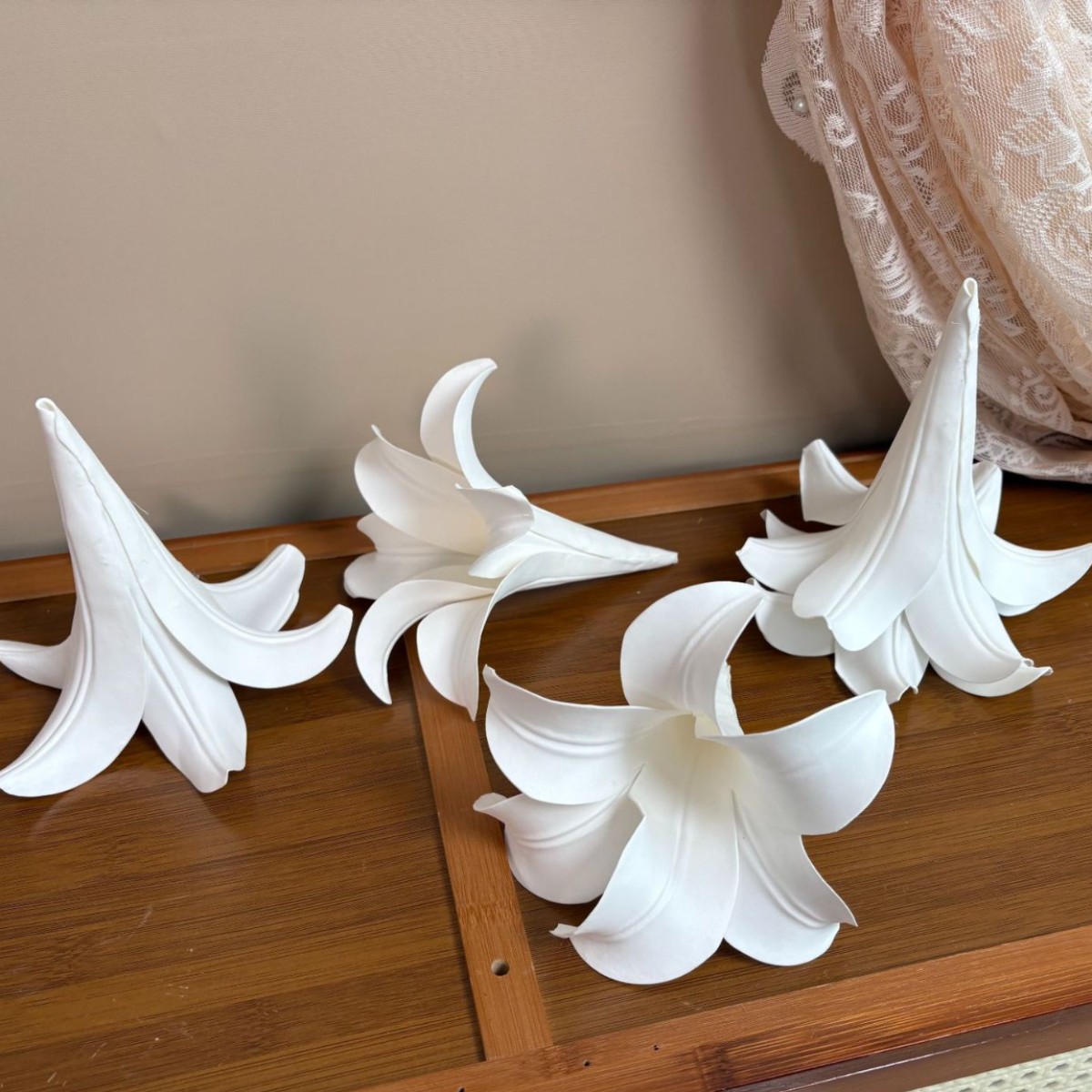 仿真百合花朵EVA材质垂吊婚庆百合吊顶婚礼堂装饰吊顶花材diy