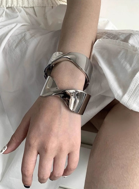 蝴蝶结手镯质感交错银色金属质感宽莫斯乌比环手臂装饰臂环饰品女