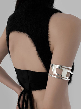 甜酷辣妹ins镂空D字母手镯女百搭个性金属光面开口手臂环装饰手环