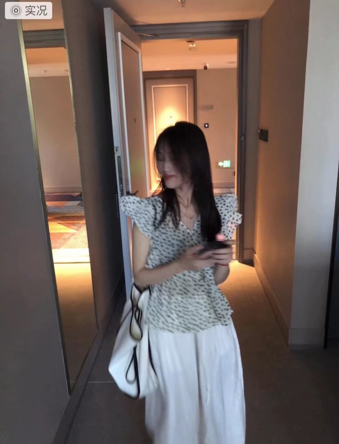 韩国东大门飞飞袖荷叶边碎花衬衫女2024夏新款V领系带娃娃衫上衣