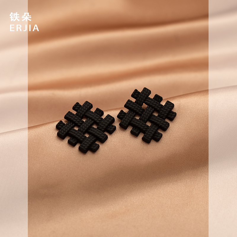 个性黑色井格编织几何蚊香盘耳夹