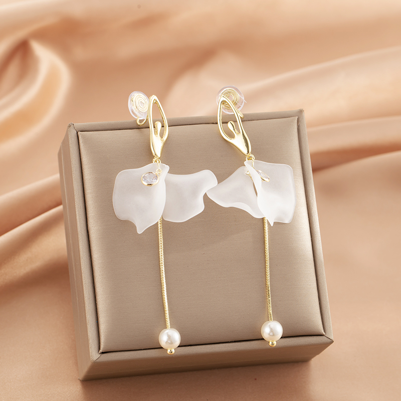 优雅珍珠流苏白色花瓣蚊香盘耳夹