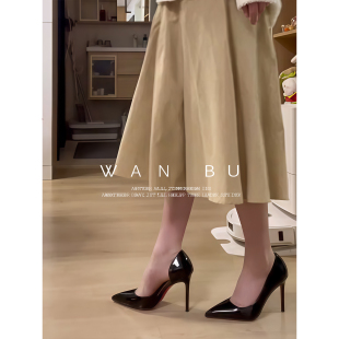 漆皮高跟鞋2026新款夏天气质高级不累脚黑色细跟尖头红底侧空女鞋