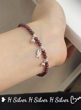 欢遇S925银石榴石小鱼手链