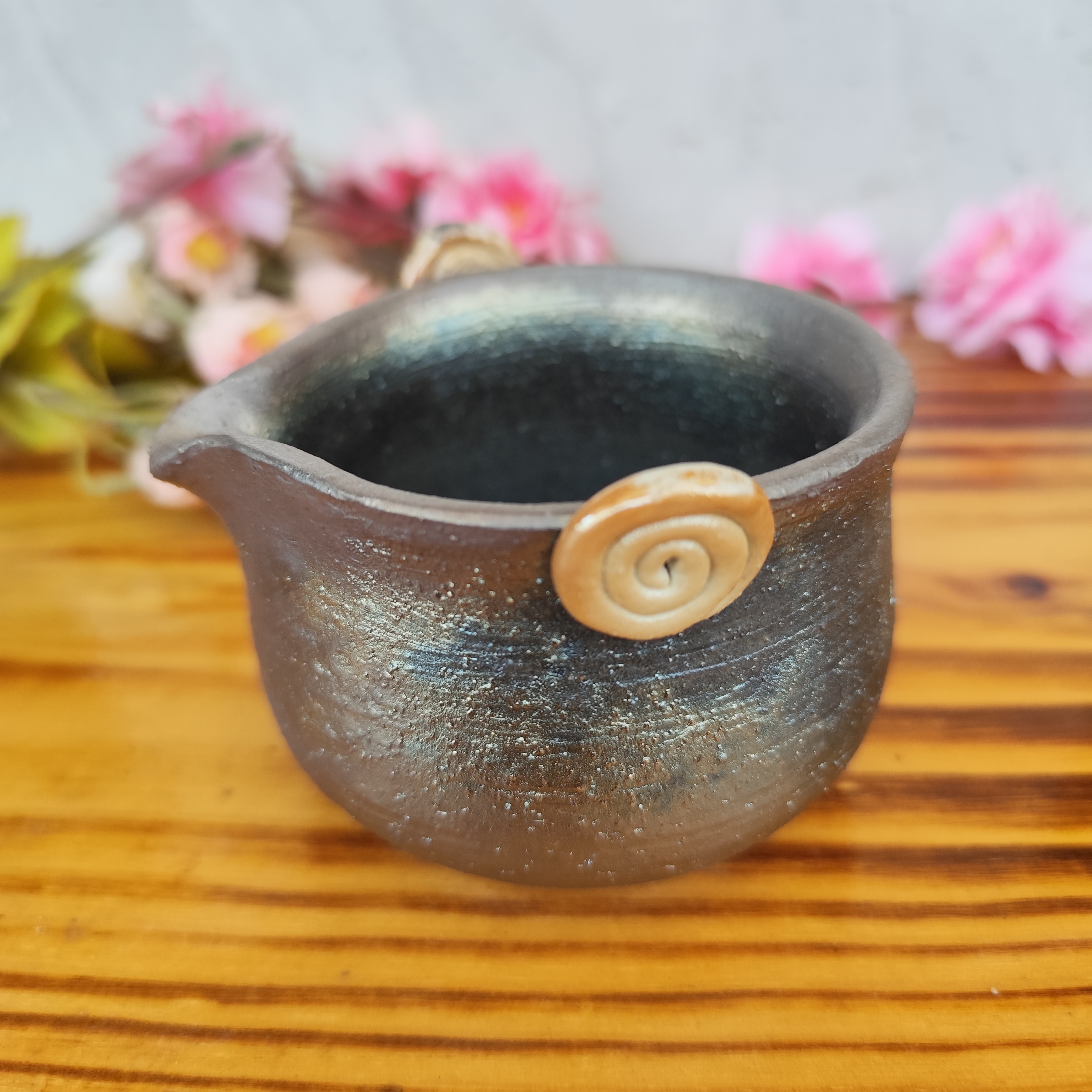 微瑕简约风的公道杯铁胎蓝金泥纯手工雕刻柴烧裸烧容量150CC