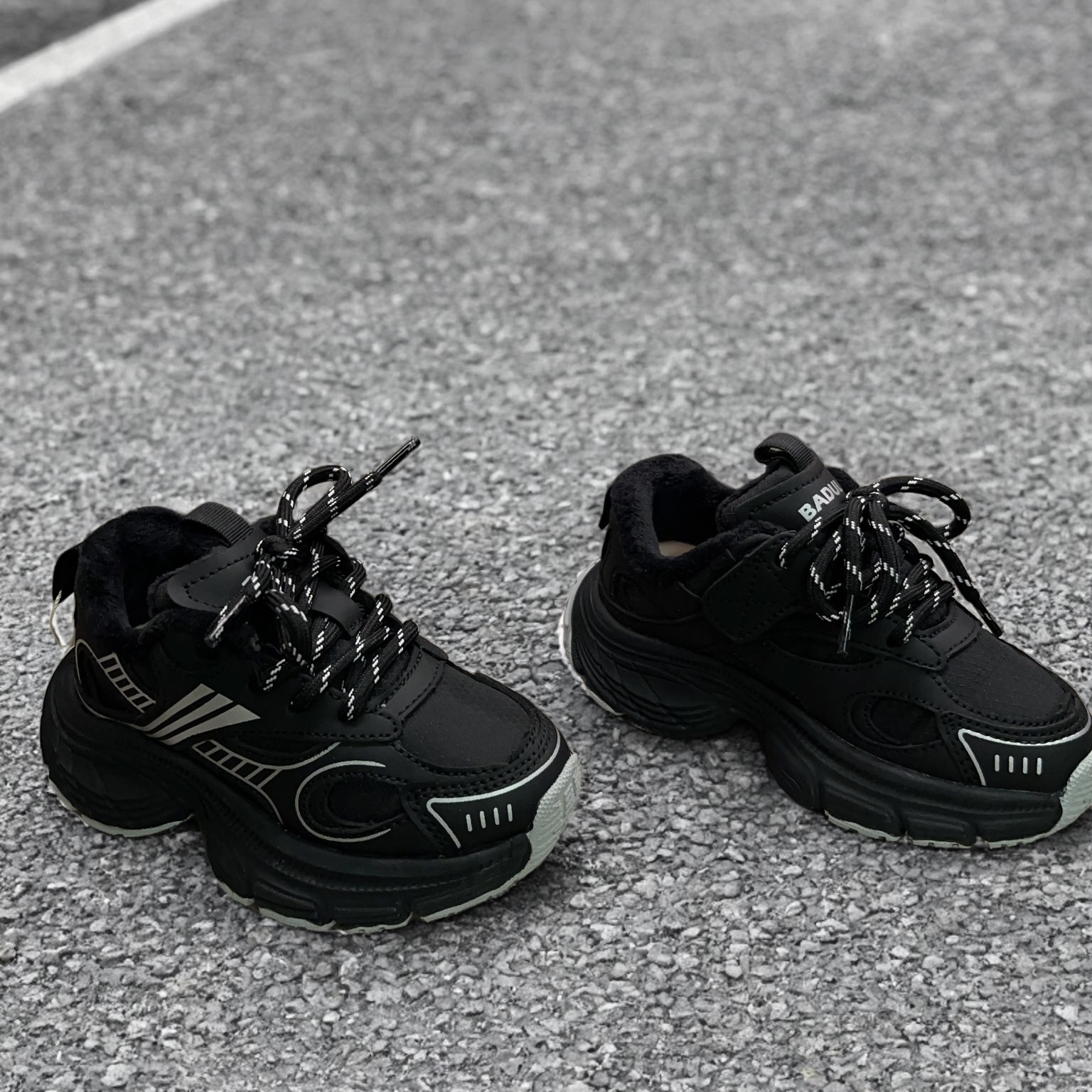 芭杜乐BADULE黑色薄绒保暖运动鞋魔术贴酷炫男女生老爹鞋冬季童鞋