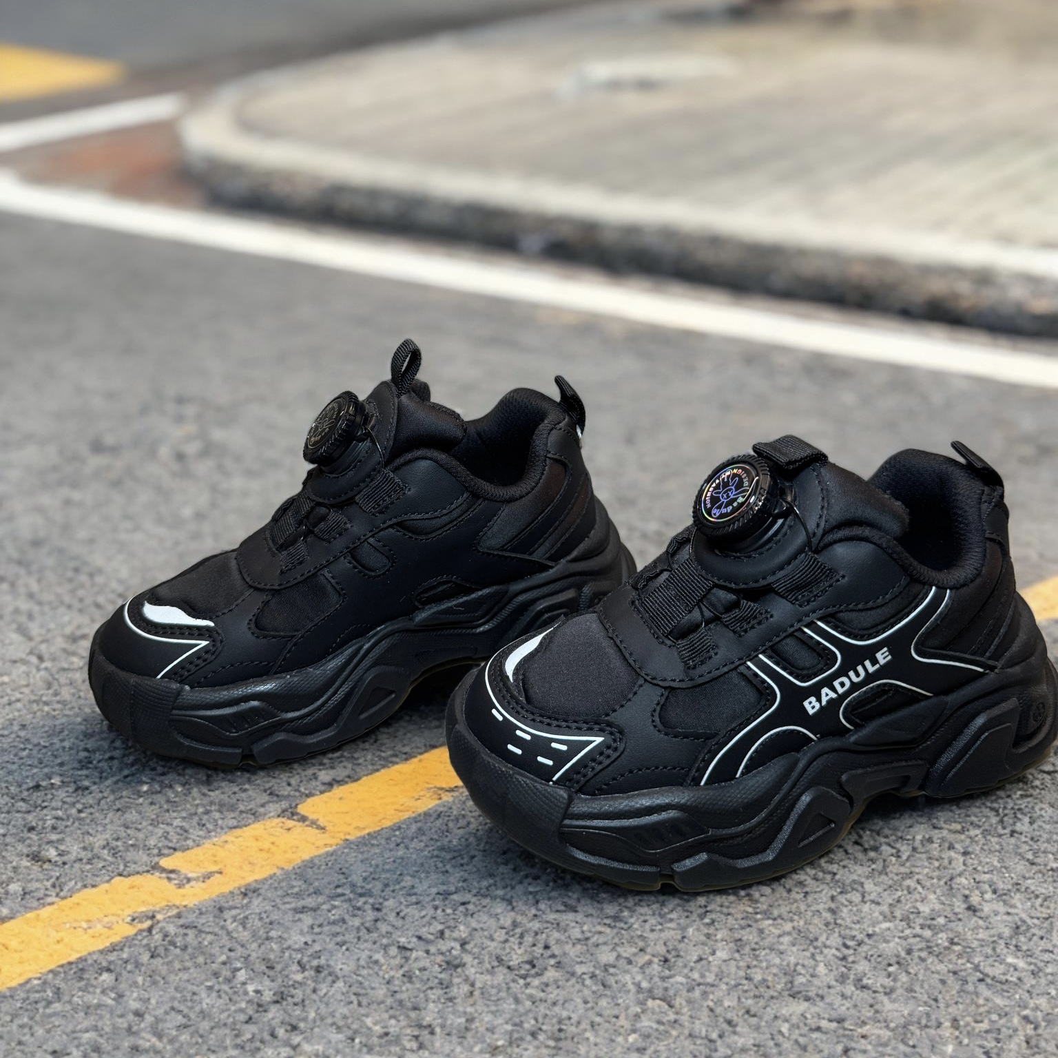 芭杜乐BADULE黑色旋钮扣运动鞋酷炫潮范男女生老爹鞋秋季童鞋